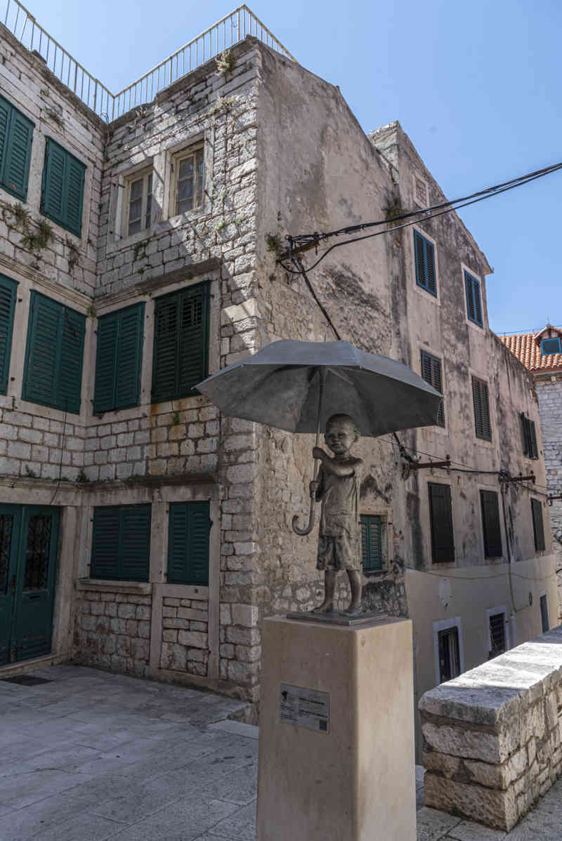Croacia - Sibenik 28 - escultura Niño con Paraguas